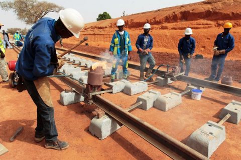 deploiement des Bluezones au Niger, Benin, Togo et Guinee - espaces de vie totalement autonomes en energie, grace a une technologie inedite du Groupe Bollore qui permet d'apporter electricite, eau potable, internet ainsi que des services sociaux, economiques et culturels aux populations - le long du chemin de fer en construction (notamment au Niger qui attend le train depuis 80 ans) et/ou en cours de rehabilitation qui permettra a terme de relier le Benin, le Niger et le Togo a la boucle ferroviaire ouest-africaine (2700km de voies / Abidjan-Ouagadougou-Niamey-Cotonou-Lome).